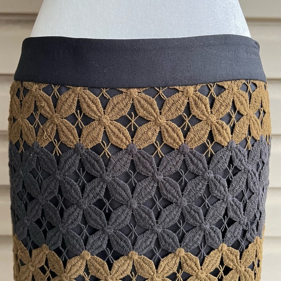 •LOFT• Crochet Lace Pencil Skirt In Black and Golden Brown - Size 12 - Picture 4 of 10